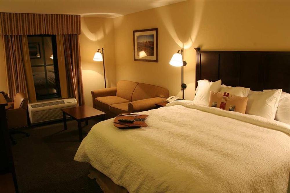 Hampton Inn & Suites Lake George Room photo